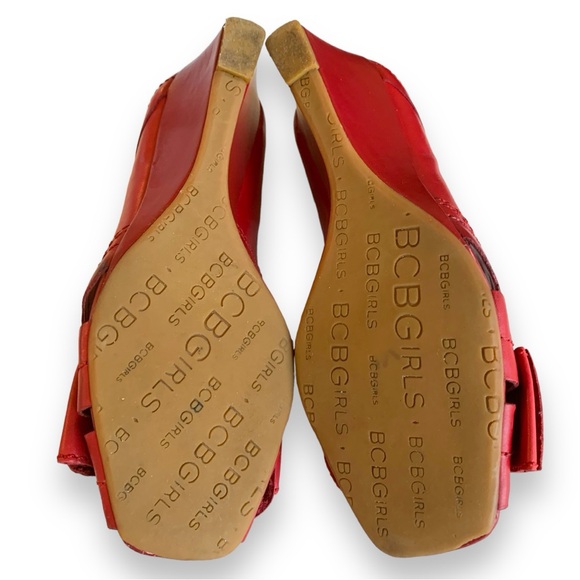 BCBG RED LEATHER PEEP TOE WEDGE SHOE WITH FRONT BOW. WOMEN’S SIZE 6 - Picture 5 of 5